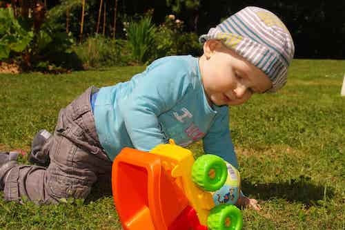Bébé jouant dans le jardin du gite ti Goudoul